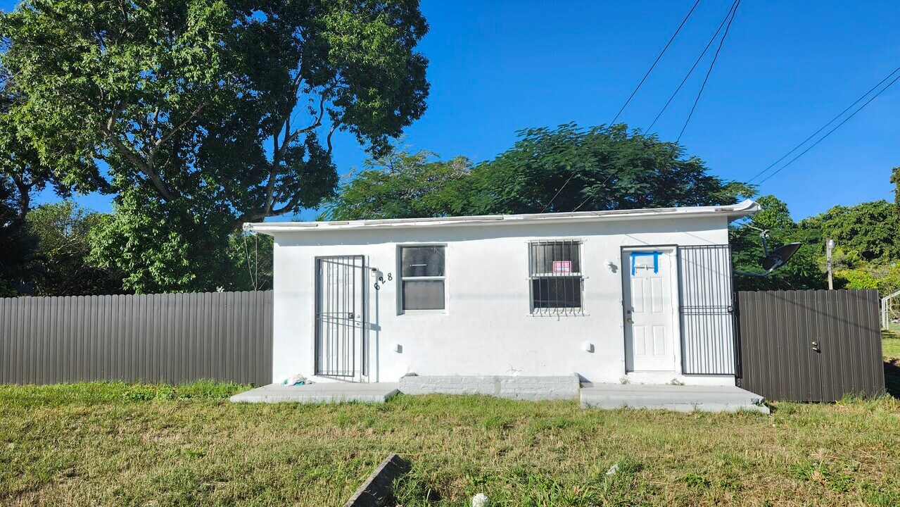 628 SW Krome Ter, Unit 2 in Homestead, FL - Foto de edificio