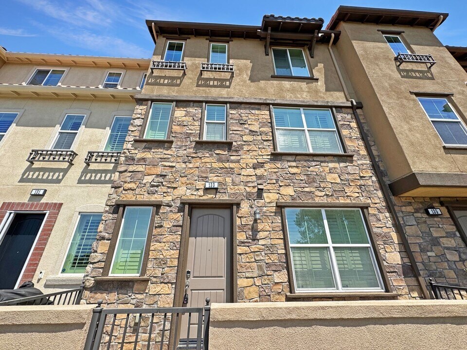 133 Aliso Ridge Loop in Mission Viejo, CA - Building Photo
