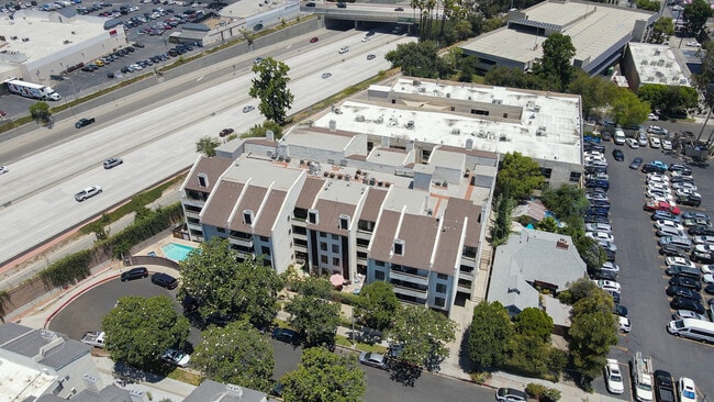 222 N Rose St, Unit 205 in Burbank, CA - Foto de edificio - Building Photo