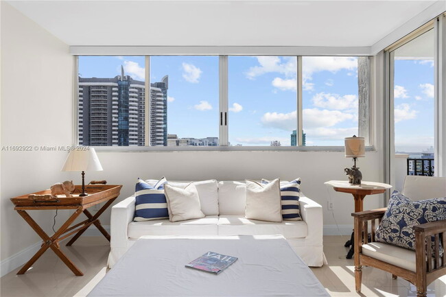 6422 Collins Ave in Miami Beach, FL - Building Photo - Building Photo