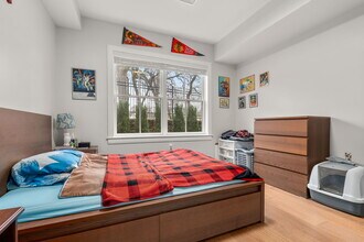 475 Lagrange St, Unit 107 in Boston, MA - Foto de edificio - Building Photo