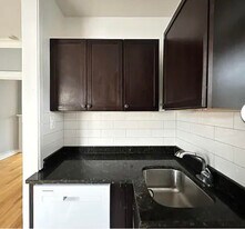 1321 W Estes Ave, Unit ONE BEDROOM in Chicago, IL - Building Photo