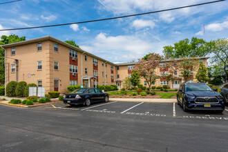 Chateau Gardens in Secaucus, NJ - Building Photo - Building Photo