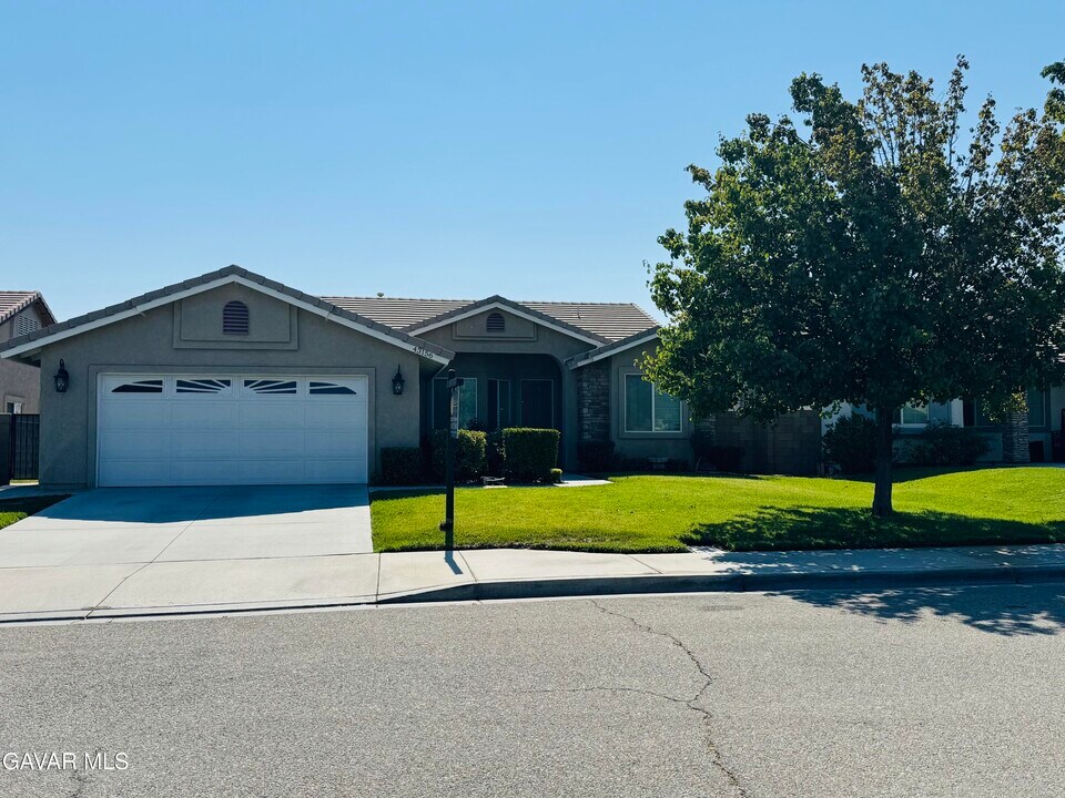 43156 28th St W in Lancaster, CA - Building Photo