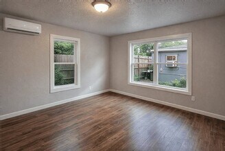 511 W Cleveland St in Alvin, TX - Building Photo - Building Photo