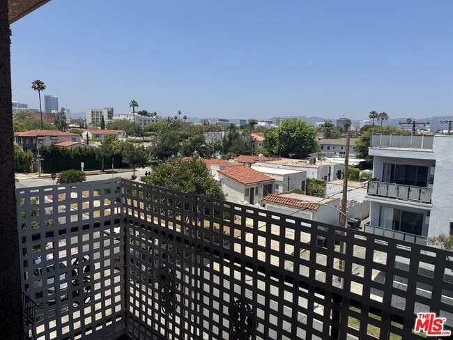 1101 Rexford Dr in Los Angeles, CA - Building Photo - Building Photo