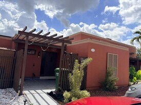 1641 Fairway Rd in Pembroke Pines, FL - Building Photo