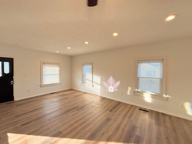 property at 4523 S Harmon St