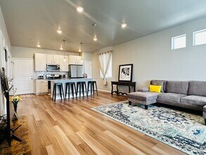 33 N Riverside Dr in Saratoga Springs, UT - Building Photo - Building Photo