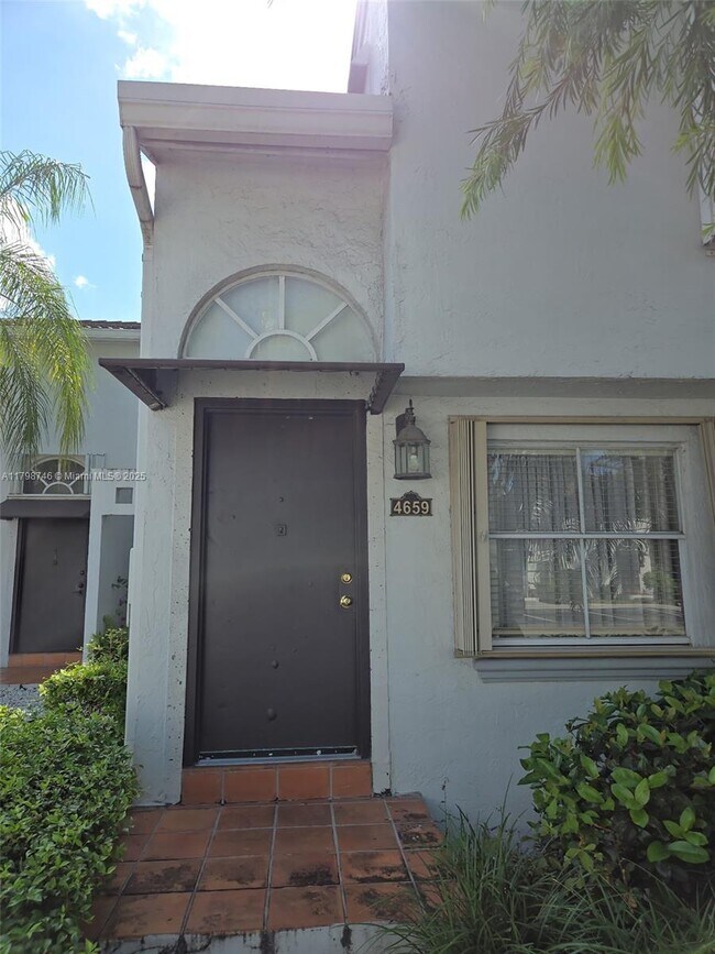 4659 NW 97th Ct, Unit 35 in Doral, FL - Building Photo - Building Photo
