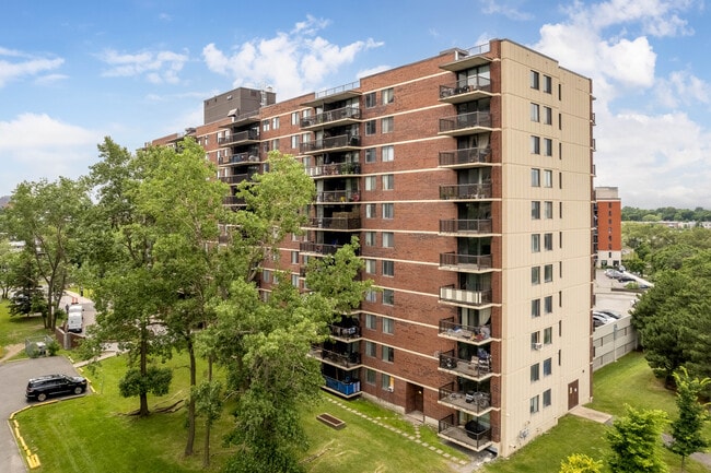 Le Comesol Apartments in Montréal, QC - Building Photo - Building Photo