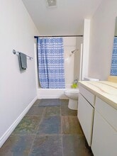 18526 Mayall St, Unit i in Northridge, CA - Foto de edificio - Building Photo