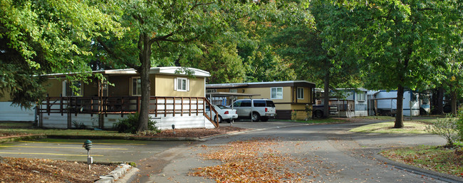 Royal Oaks in Eugene, OR - Building Photo - Building Photo