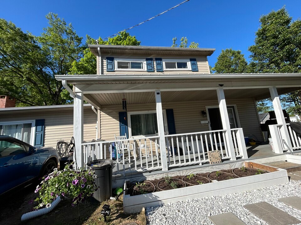 821 Baier St in St. Albans, WV - Foto de edificio