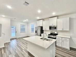 611 Emory Crossing Blvd in Hutto, TX - Foto de edificio - Building Photo