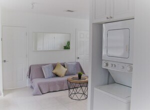 239 NW 32nd St, Unit 1 in Miami, FL - Building Photo - Building Photo