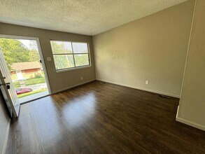 6180 Emerald Ave in Ferguson, MO - Building Photo - Building Photo