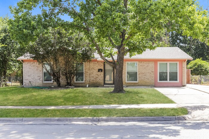 441 NW Jayellen Ave in Burleson, TX - Foto de edificio