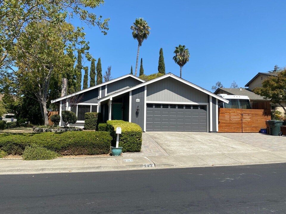 543 Cambridge Dr in Benicia, CA - Building Photo