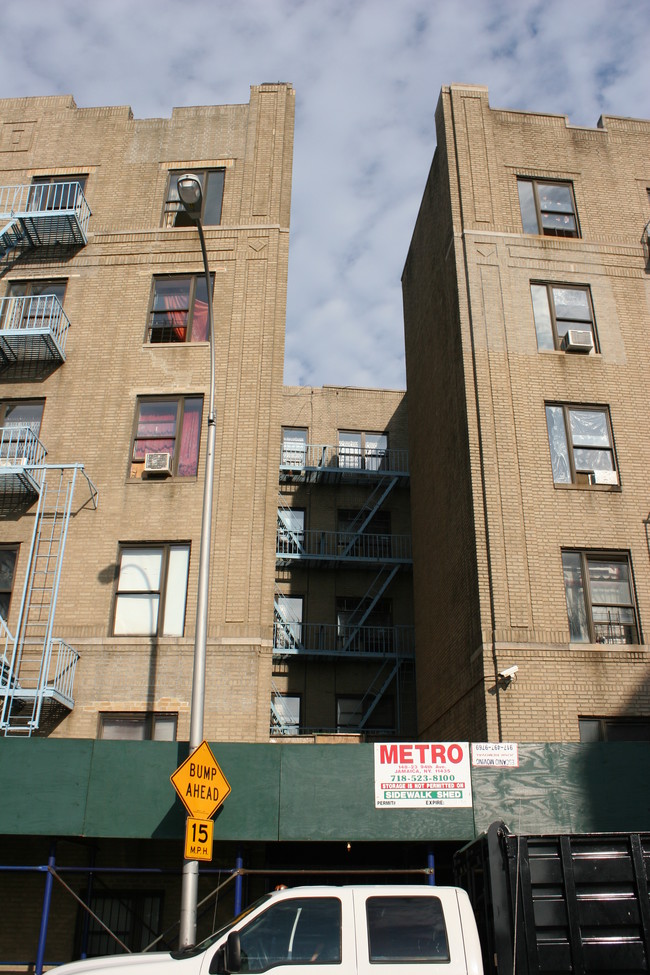 2321 Tiebout Ave in Bronx, NY - Foto de edificio - Building Photo