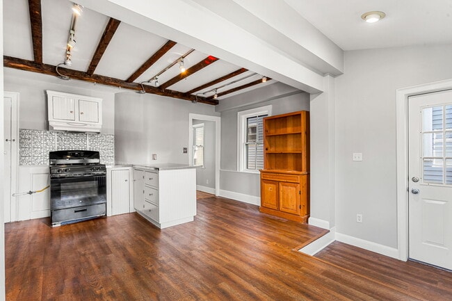 8 Carlton St, Unit 2 in Salem, MA - Building Photo - Building Photo