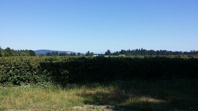 270 SE Edwards Dr in Dundee, OR - Building Photo - Building Photo