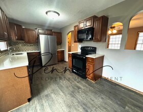 302 SE Brentwood Dr in Lee's Summit, MO - Building Photo - Building Photo