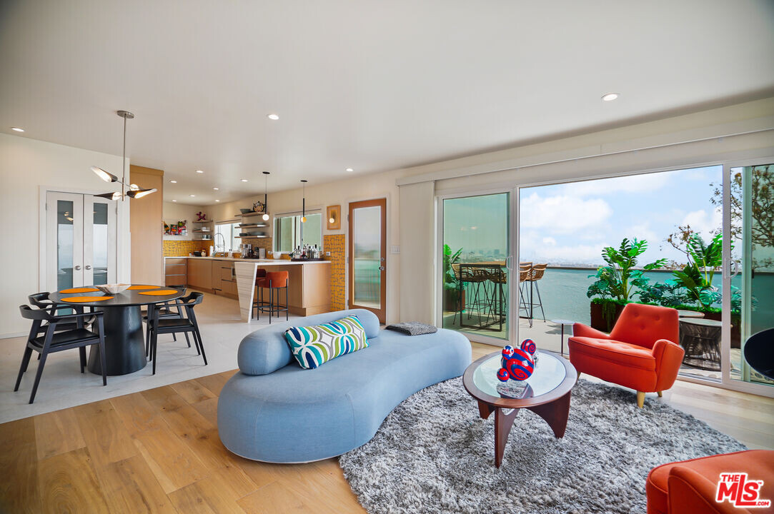 8011 Fareholm Dr in Los Angeles, CA - Building Photo