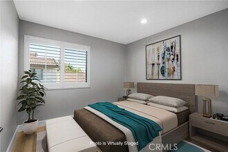 5800 Owensmouth Ave in Los Angeles, CA - Building Photo - Building Photo