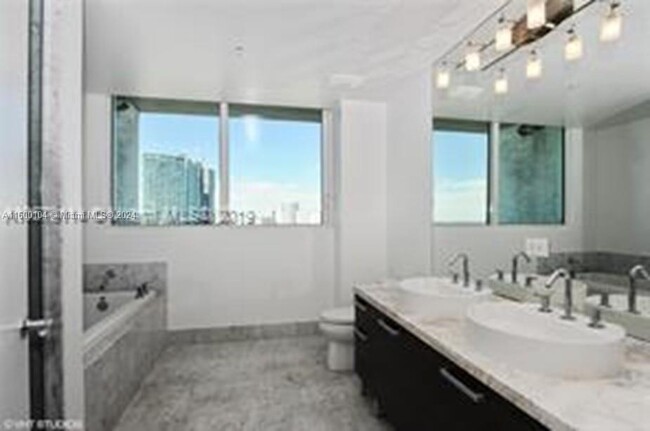 244 Biscayne Blvd, Unit 1102 in Miami, FL - Building Photo - Building Photo