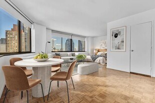 245 E 44th St, Unit 6F in New York, NY - Building Photo