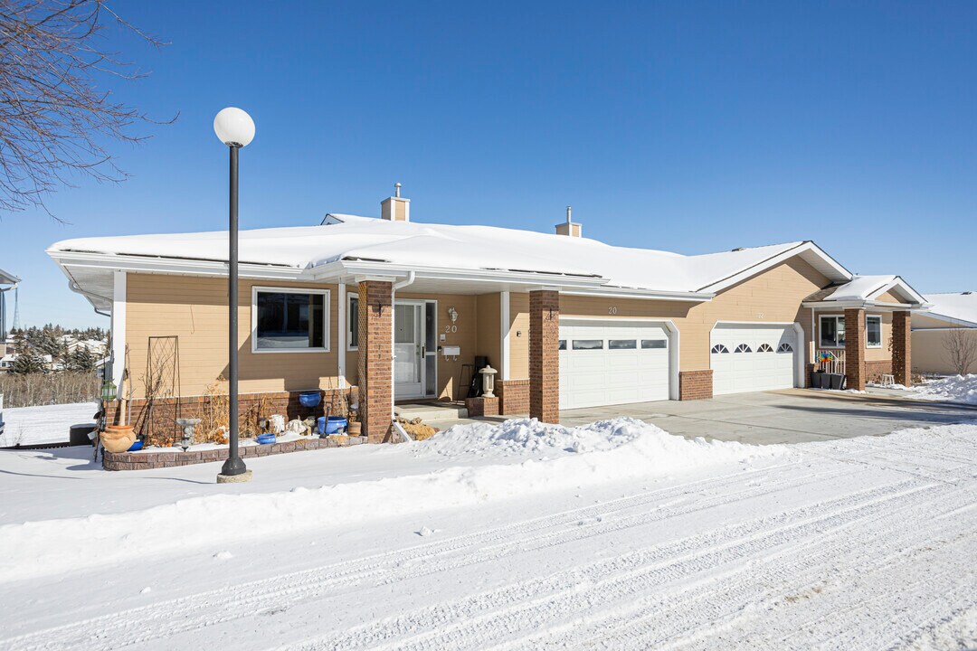 Horizon Village in Calgary, AB - Building Photo