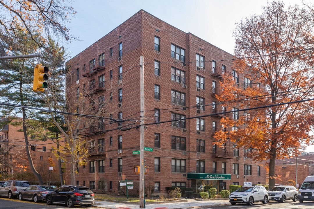 87-01 Midland Pky in Jamaica Est, NY - Foto de edificio