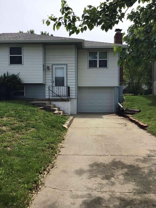 8907 Haskins St in Lenexa, KS - Building Photo