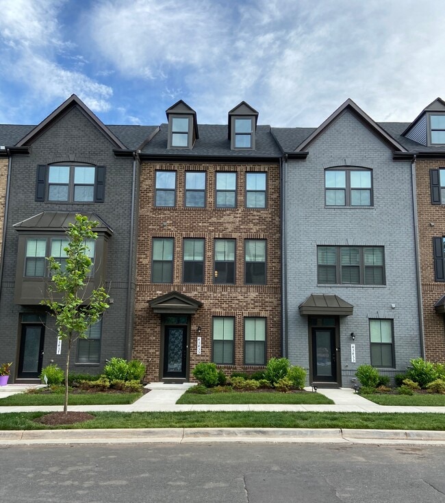 property at 43435 Apple Orchard Square