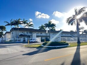 Canterbury Palms Apartments in Lauderdale Lakes, FL - Foto de edificio - Building Photo