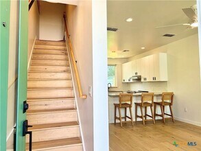 1903 Dutton Dr in San Marcos, TX - Foto de edificio - Building Photo