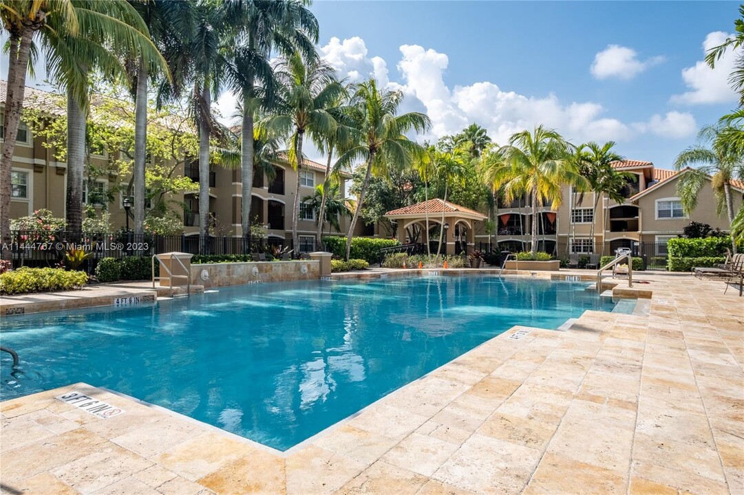 230 SW 117th Ter, Unit LIKE NEW CONDO in Pembroke Pines, FL - Foto de edificio