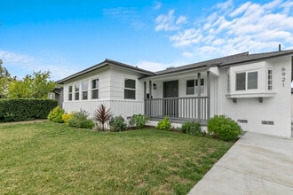6921 Bluebell Ave in North Hollywood, CA - Foto de edificio - Building Photo