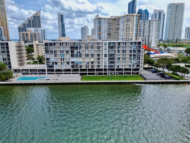 17500 N Bay Rd in Sunny Isles Beach, FL - Building Photo - Building Photo