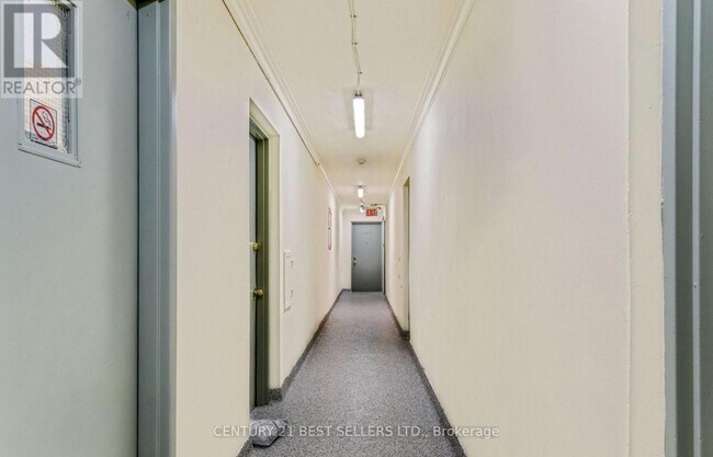 990 O'Connor Dr in Toronto, ON - Building Photo - Building Photo