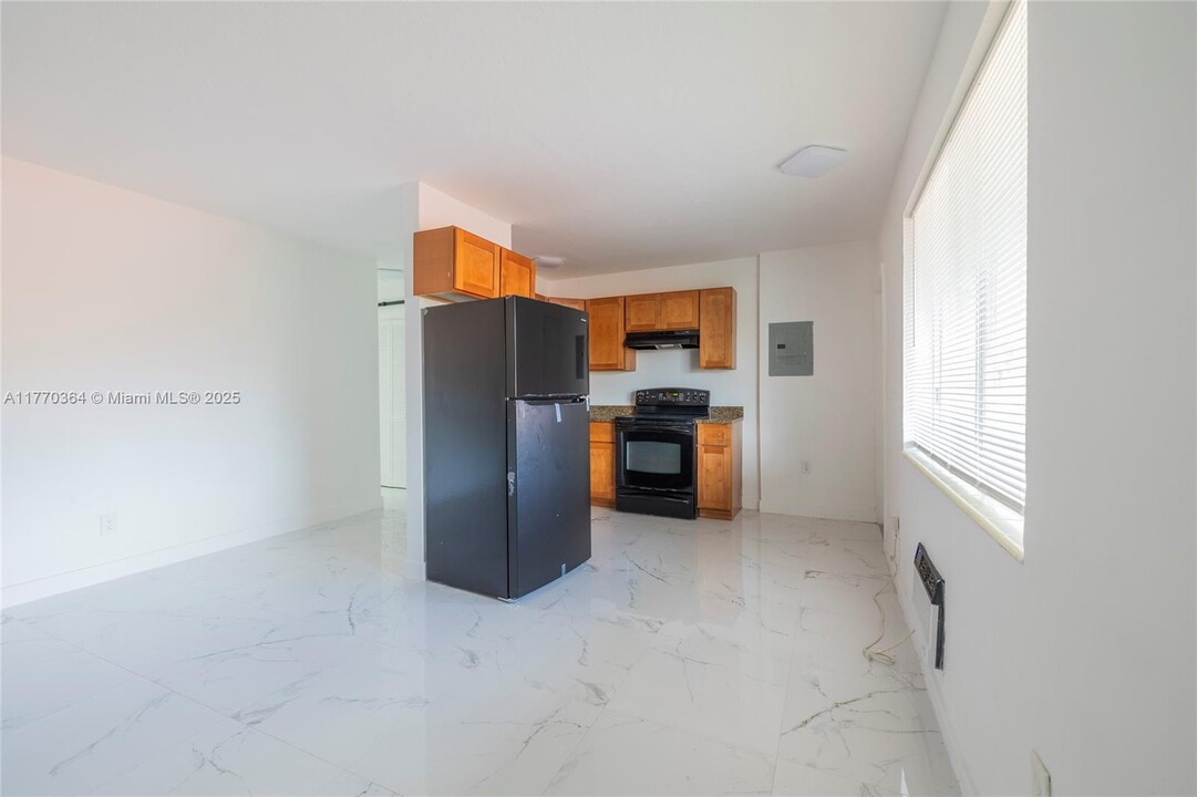 979 SW 10th St in Miami, FL - Building Photo