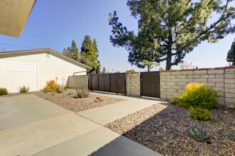 10499 Yolanda Ave in Porter Ranch, CA - Foto de edificio - Building Photo