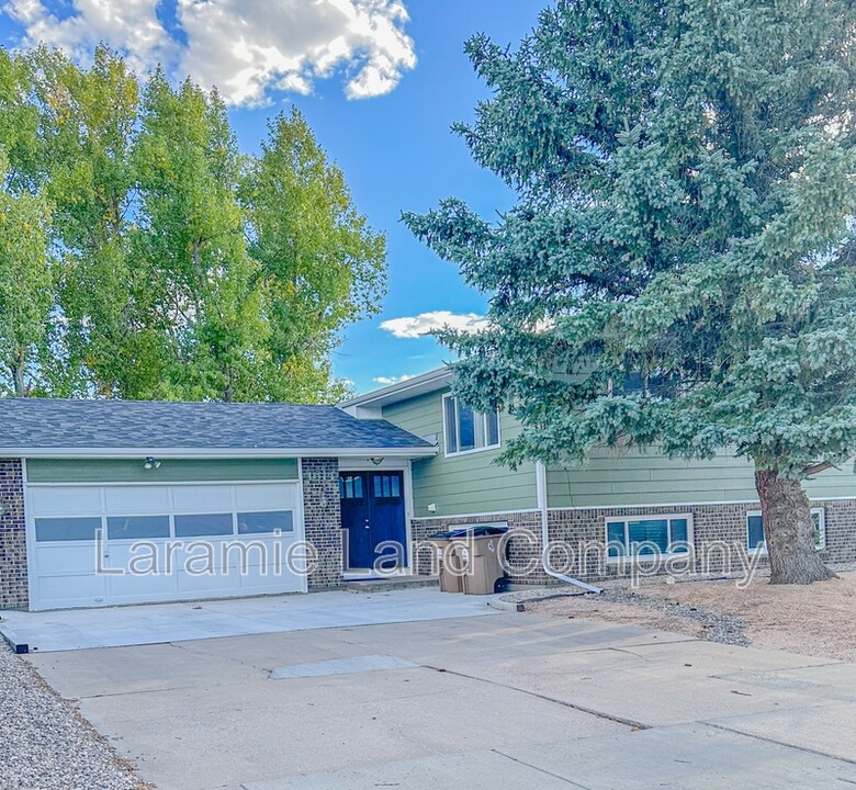 1614 E Bill Nye Ave in Laramie, WY - Foto de edificio