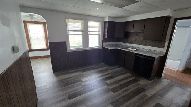 16301 Huntmere Ave in Cleveland, OH - Foto de edificio - Building Photo