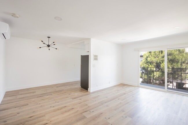 1016 N Curson Ave in West Hollywood, CA - Foto de edificio - Building Photo