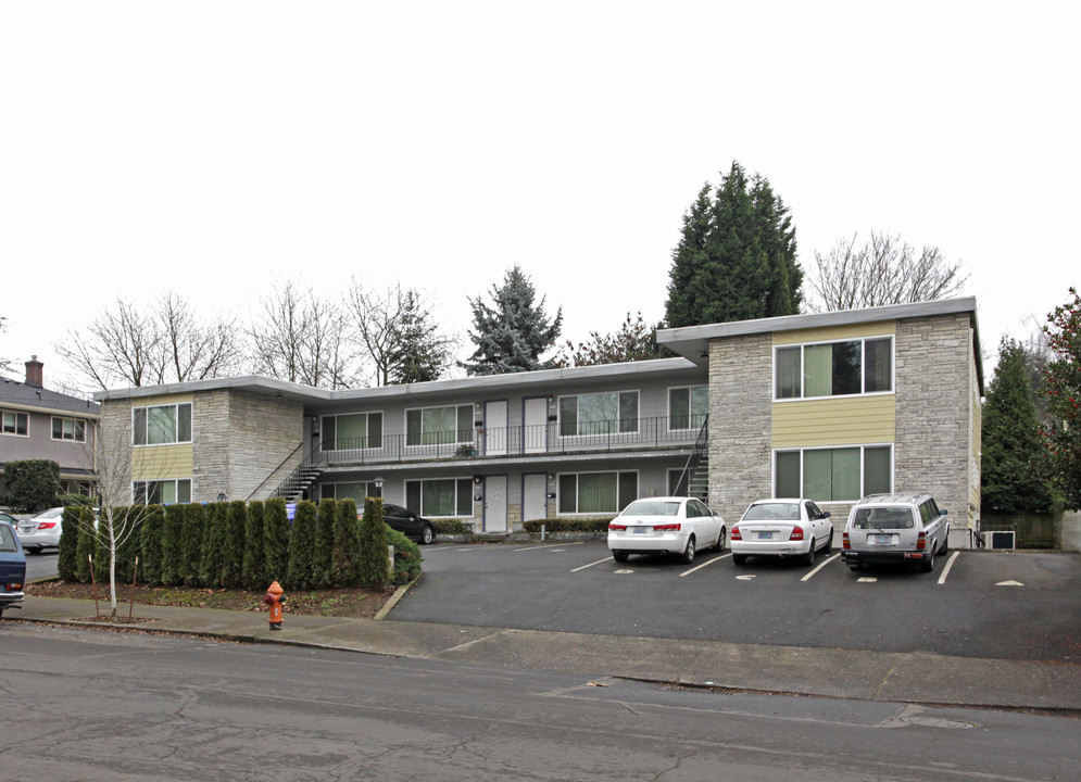 1902-1924 SE Ash St in Portland, OR - Building Photo