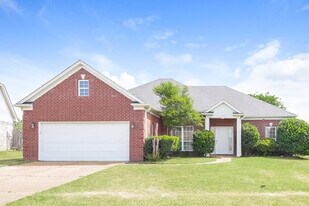 8426 Linda Shore Cove in Southaven, MS - Building Photo