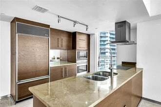 495 Brickell Ave, Unit 5302 in Miami, FL - Foto de edificio - Building Photo