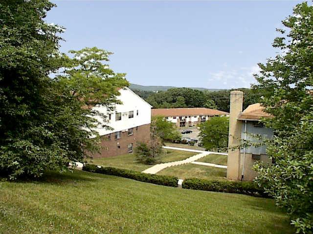 Mountainside Apartments in Garnerville, NY - Foto de edificio